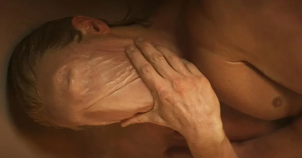 Cena de Cara-de-Barro (Clayface, 2026) mostra o protagonista com o rosto deformado durante uma transformação corporal