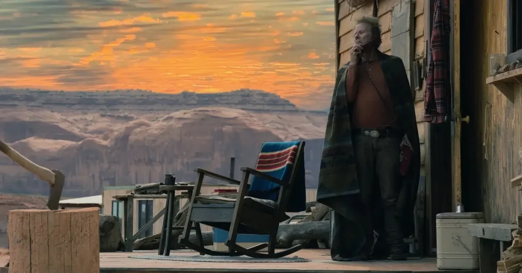 Tom Waits em uma cena de Cavalo Selvagem Nove (Wild Horse Nine), filme dirigido por Martin McDonagh.