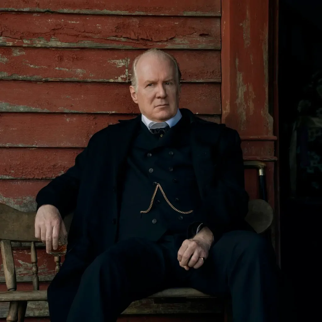Tracy Letts como Cyrus Trask em A Leste do Éden
