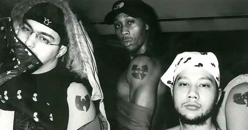 Discípulo: A História de Cilvaringz mostra Cilvaringz e integrantes do Wu-Tang Clan em registro fotográfico em preto e branco