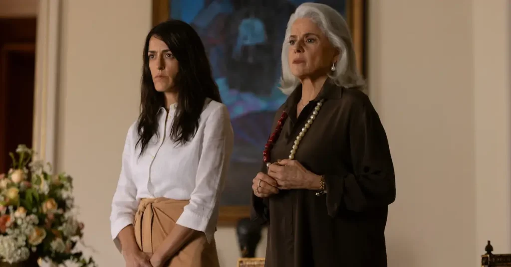 Texto ALTLuciana Paes e Marieta Severo em cena de Dom de Iludir, nova série brasileira da Netflix
