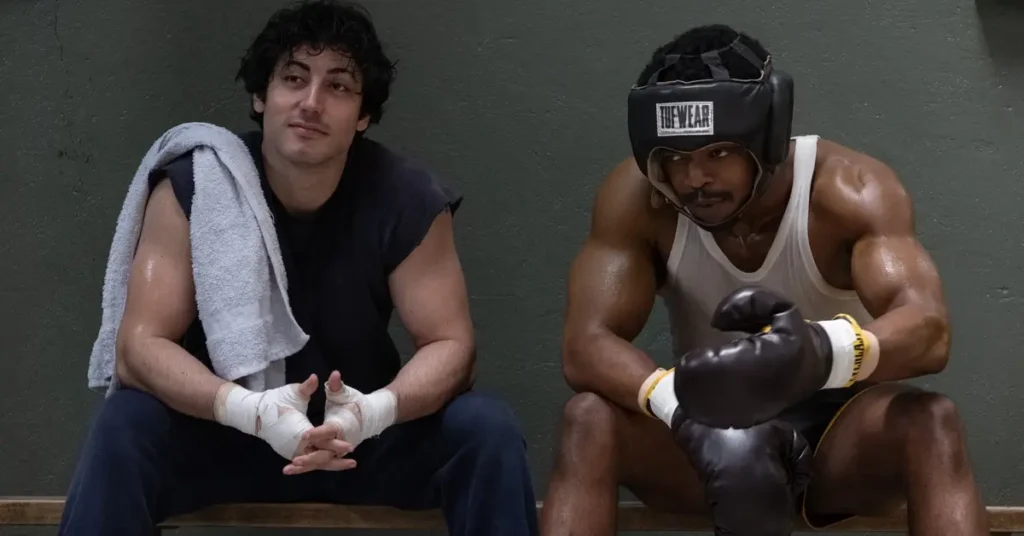 Anthony Ippolito como Sylvester Stallone e Stephan James como Carl Weathers em Eu Sou o Rocky (I Play Rocky), possível candidato ao Oscar 2027.