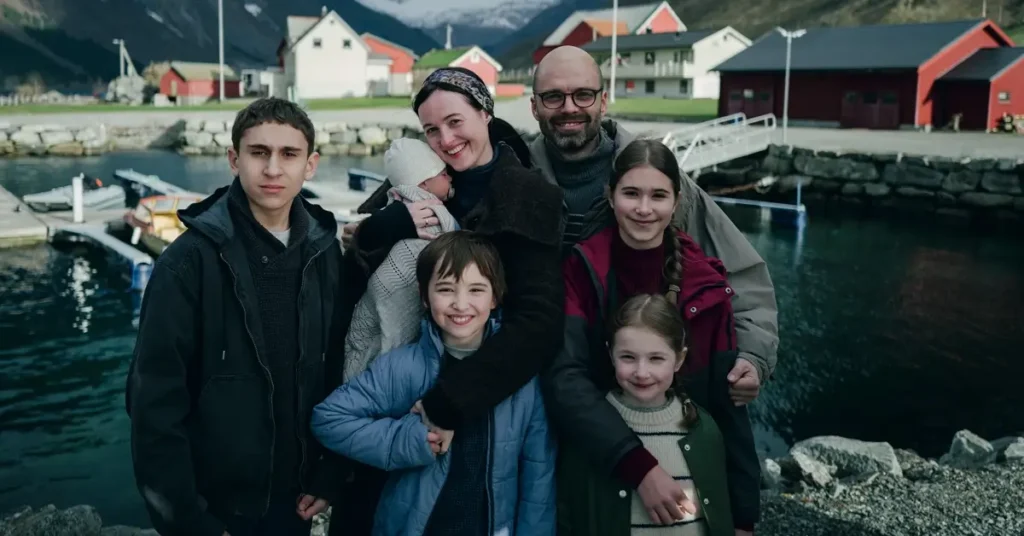 Família reunida em cena de Fjord (2026), drama que pode figurar entre os possíveis candidatos ao Oscar 2027.