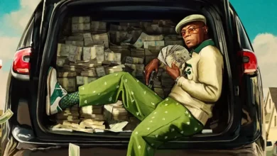 Samuel L. Jackson como Russell Lee Washington Jr. em Frisco King (2026), sentado no porta-malas de um carro cercado por dinheiro.