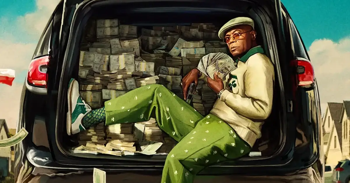 Samuel L. Jackson como Russell Lee Washington Jr. em Frisco King (2026), sentado no porta-malas de um carro cercado por dinheiro.
