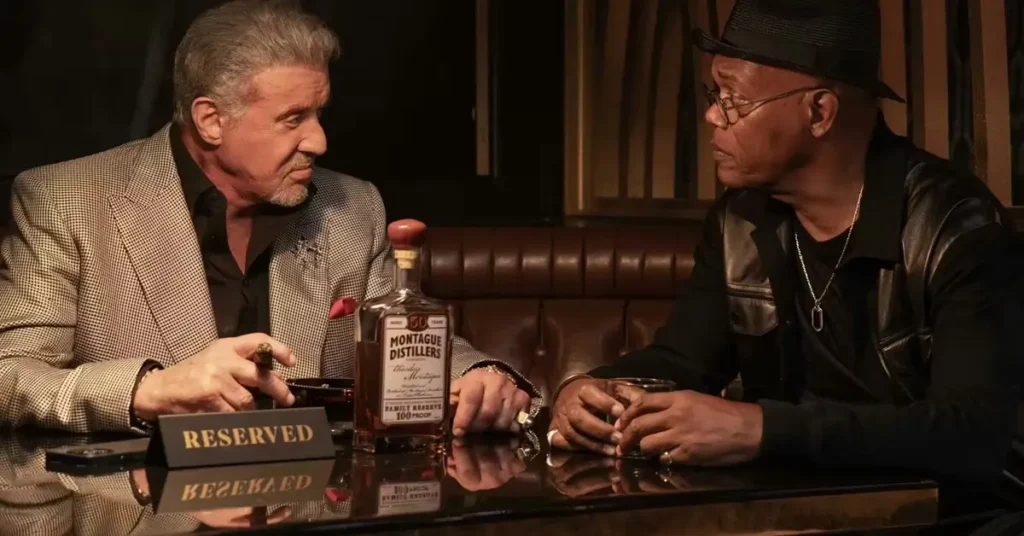 Sylvester Stallone e Samuel L. Jackson em cena promocional da série Frisco King, do Paramount+.