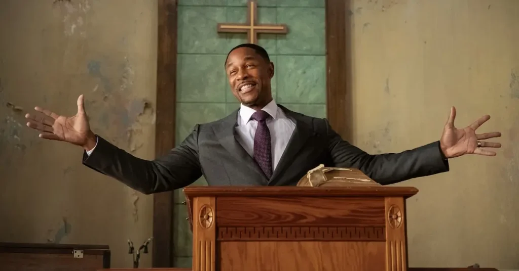 Durrell “Tank” Babbs interpreta Isaac em Gospel de Natal, filme da Netflix, durante uma pregação em uma igreja.