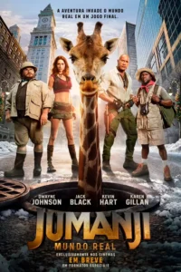 Pôster de Jumanji: Mundo Real (2026) com Dwayne Johnson, Jack Black, Kevin Hart e Karen Gillan ao lado de uma girafa em uma cidade cercada por arranha-céus.