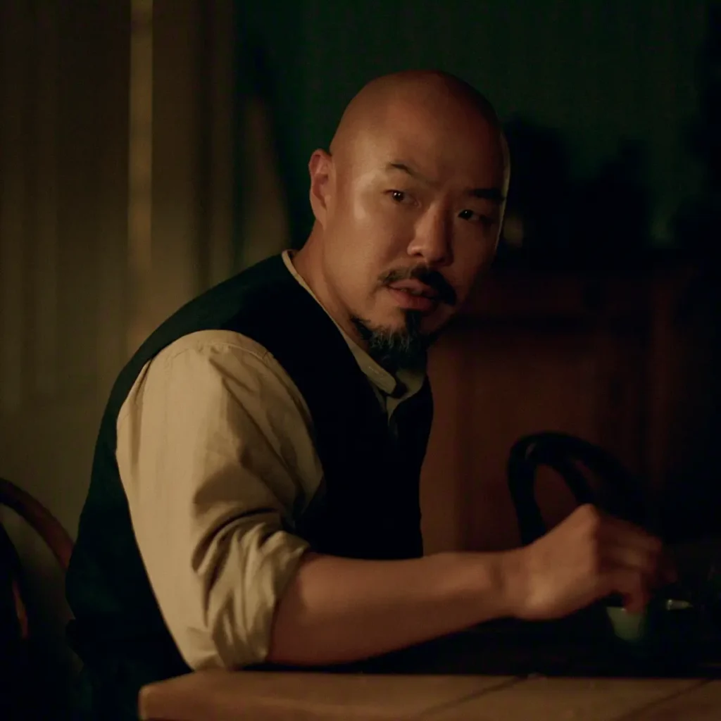 Hoon Lee como Lee em A Leste do Éden