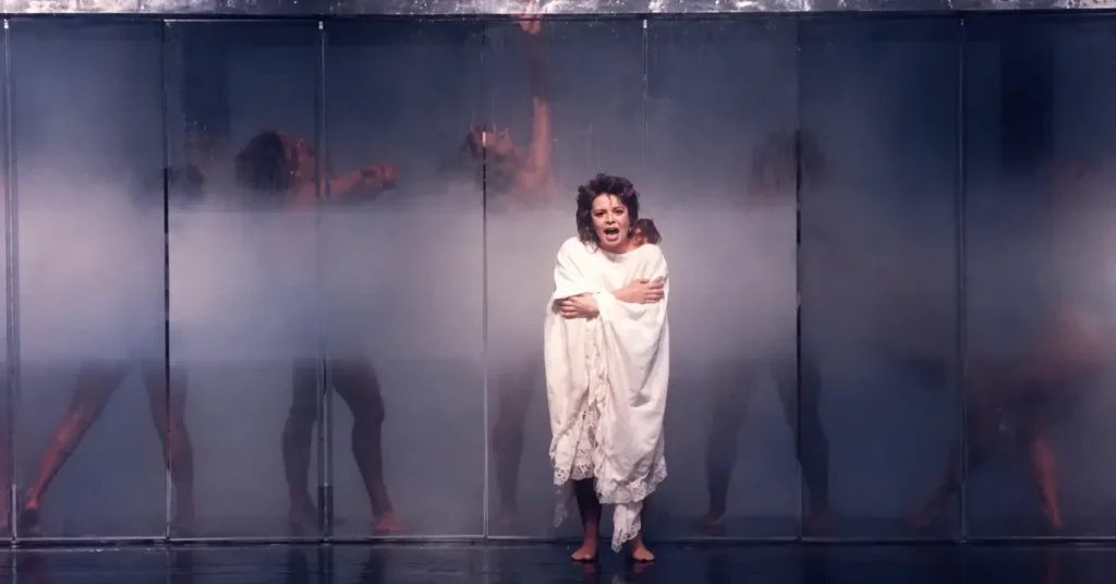 Linzi Hateley como Carrie White em Carrie: The Musical (1988)