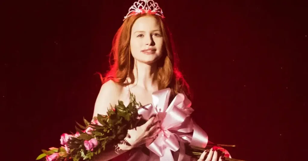 Madelaine Petsch como Carrie em apresentação de Carrie: The Musical em Riverdale