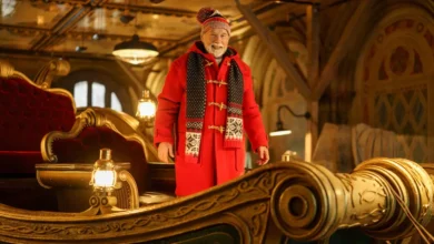 Arnold Schwarzenegger como Papai Noel em cena de Missão Resgate de Natal (2026), filme de Natal do Prime Video com estreia em 2 de dezembro de 2026.