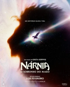 Pôster oficial de Nárnia: O Sobrinho do Mago (2027), dirigido por Greta Gerwig, com a silhueta de Aslam ao fundo e duas figuras montadas em um cavalo alado diante de uma luz cósmica.