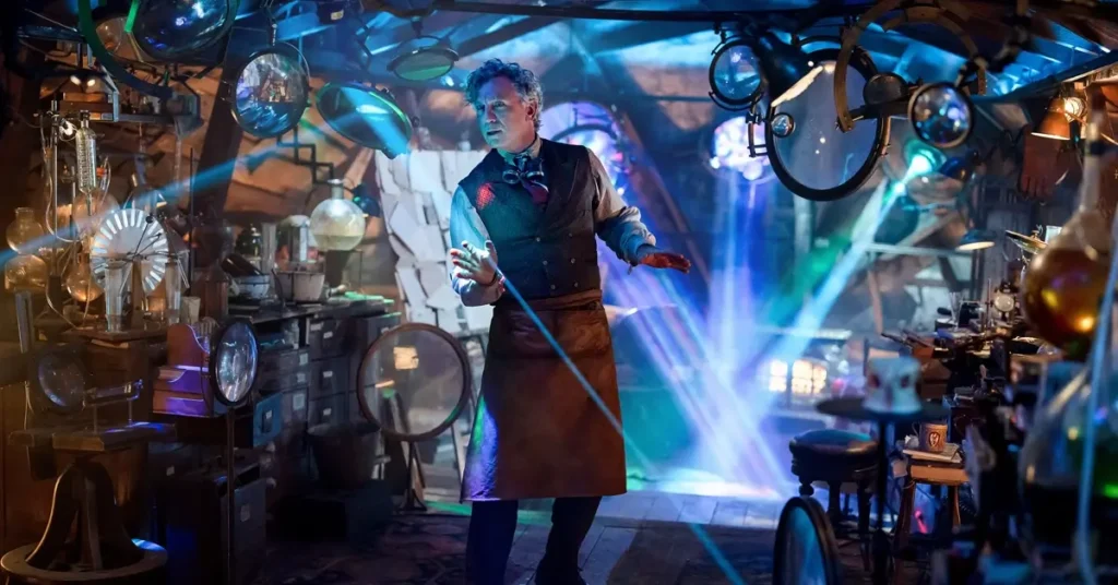 Daniel Craig como o tio de Digory Kirke em cena de Nárnia: O Sobrinho do Mago (2027), cercado por instrumentos científicos, objetos misteriosos e equipamentos mágicos em seu laboratório.