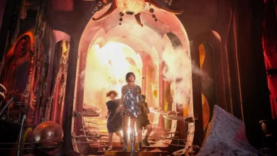 David McKenna, Beatrice Campbell e Emma Mackey em cena de Nárnia: O Sobrinho do Mago (2027), diante de um portal iluminado em um cenário fantástico.