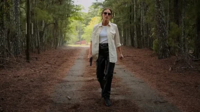 Jessica Chastain em cena de No Coração de Nashville (2026), caminhando por uma estrada cercada por árvores
