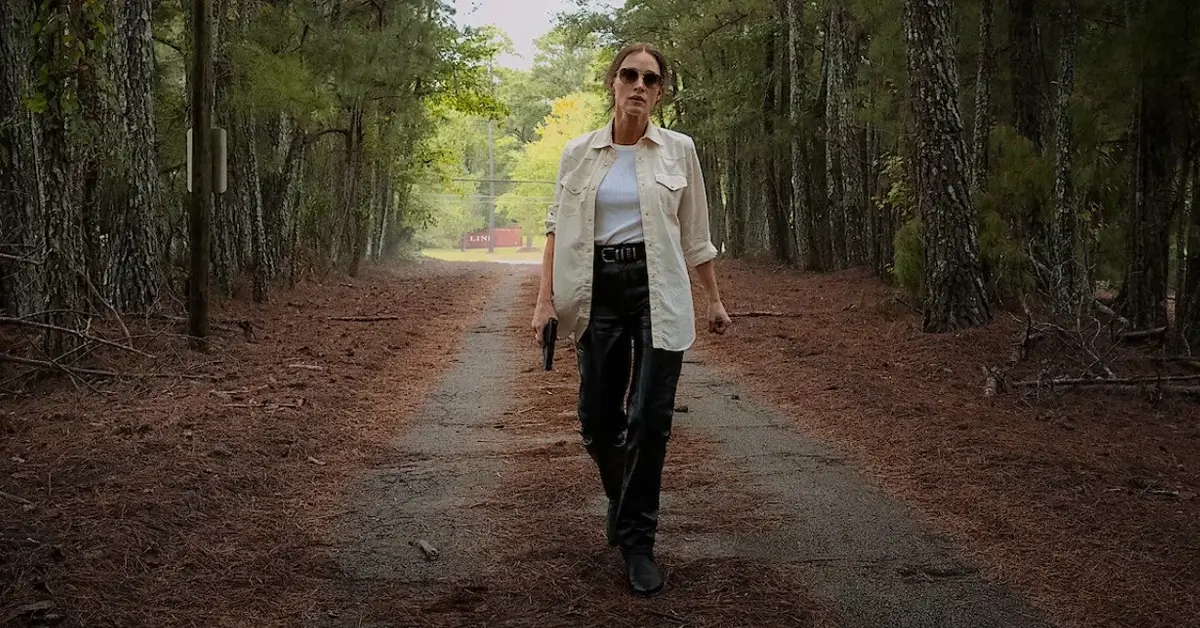 Jessica Chastain em cena de No Coração de Nashville (2026), caminhando por uma estrada cercada por árvores