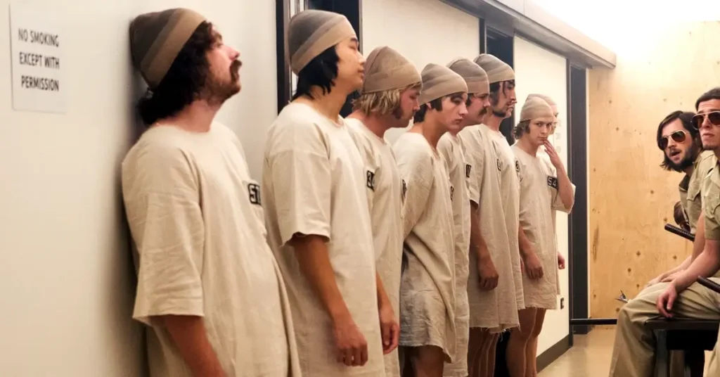 Participantes do novo experimento de aprisionamento de Stanford aparecem vestidos como prisioneiros