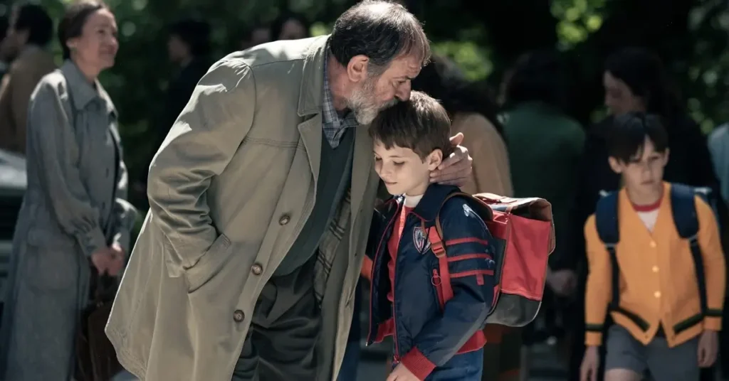 Karra Elejalde e Alex Infantes em cena de O Menino, drama espanhol da Netflix sobre uma família marcada por uma tragédia.
