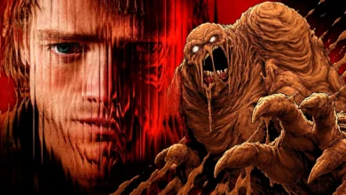 Cara-de-Barro em sua forma monstruosa ao lado do rosto humano em transformação, em arte promocional inspirada no filme de terror da DC Comics de 2026.