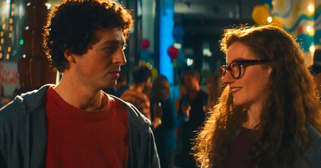 Julia Garner e Anthony Boyle em cena da minissérie The Altruists (2026), da Netflix, sobre Sam Bankman-Fried e Caroline Ellison.