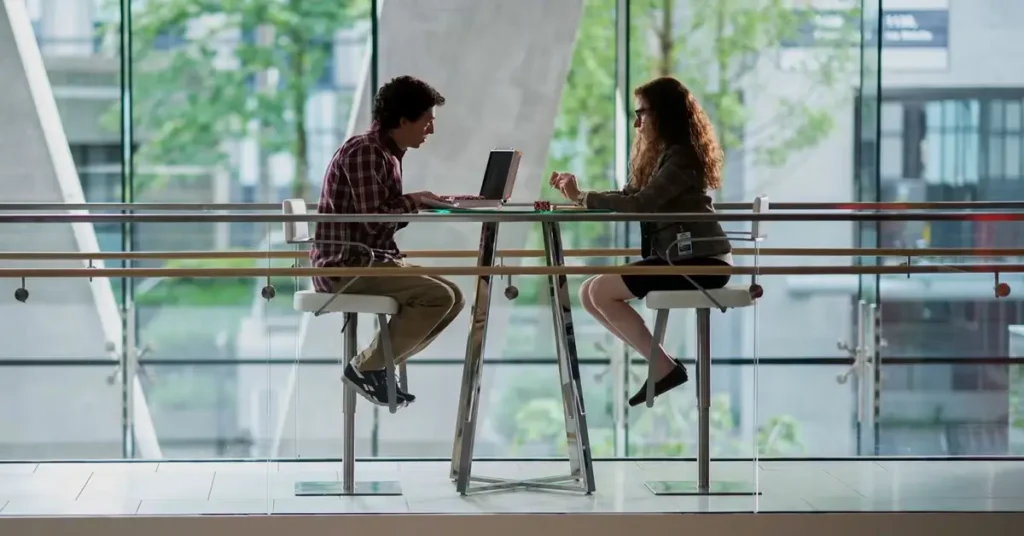 Anthony Boyle e Julia Garner em cena de Os Altruístas (2026), série da Netflix sobre o escândalo da FTX.