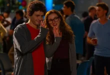 Julia Garner e Anthony Boyle em cena da minissérie Os Altruístas (2026), da Netflix.