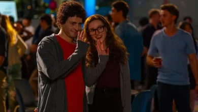 Julia Garner e Anthony Boyle em cena da minissérie Os Altruístas (2026), da Netflix.