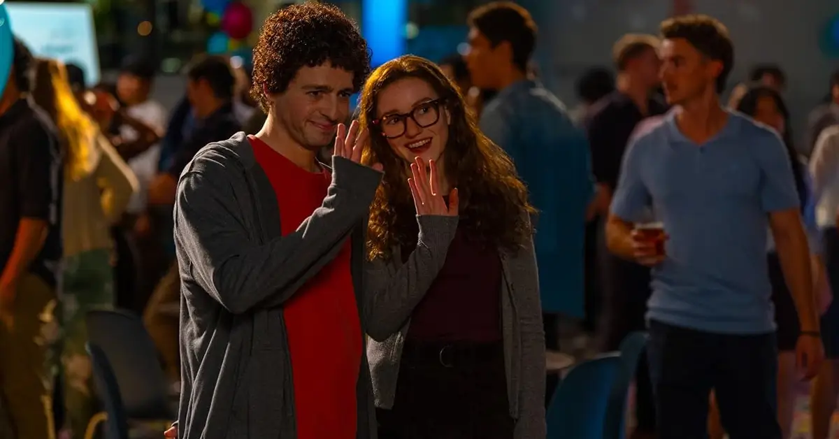 Julia Garner e Anthony Boyle em cena da minissérie Os Altruístas (2026), da Netflix.