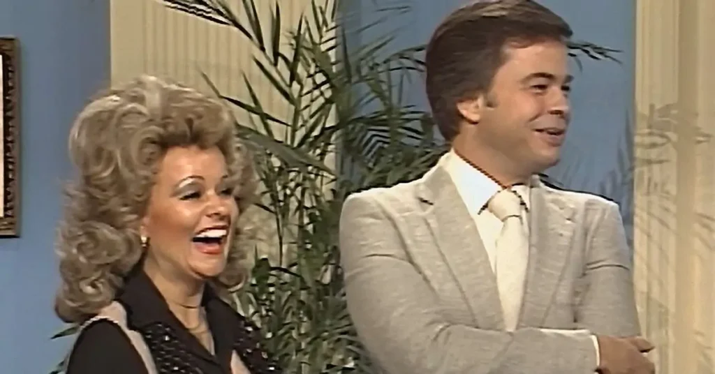 Jim Bakker e Tammy Faye Bakker aparecem sorrindo em registro de arquivo exibido no documentário Pregadore$ no Horário Nobre, da Netflix.