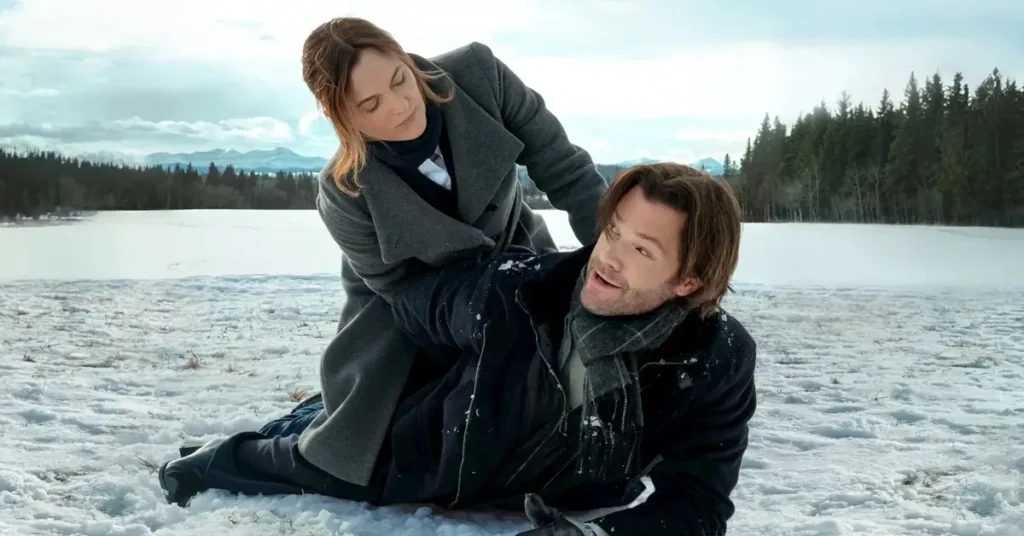 Leighton Meester e Jared Padalecki em uma cena de Protegendo Estrelas, comédia romântica natalina da Netflix ambientada em uma paisagem coberta de neve.