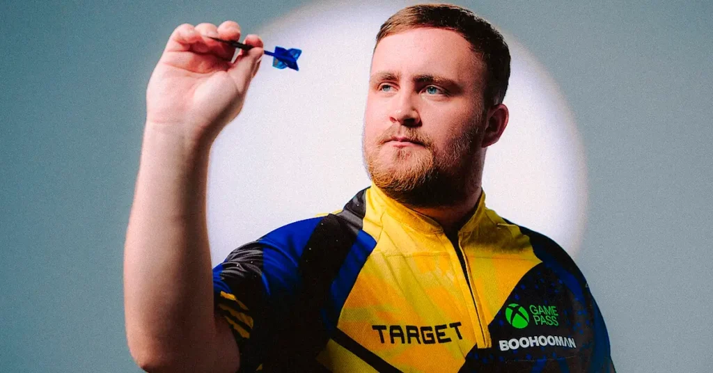 Luke Littler aparece com uniforme de jogador de dardos antes de disputar desafio contra competidores amadores na Netflix