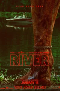 Pôster oficial do filme de terror River (2026 Pôster oficial do filme de terror River (2026), com uma figura ameaçadora em primeiro plano e três pessoas em um barco sobre um rio ao fundo.
