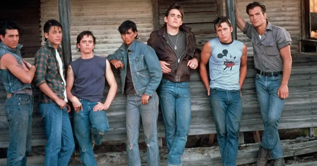 Rob Lowe e o elenco de Vidas sem Rumo (The Outsiders, 1983) em fotografia de arquivo apresentada no documentário Rob Lowe: The Outsider.