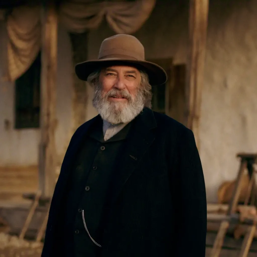 Ciarán Hinds como Samuel Hamilton em A Leste do Éden