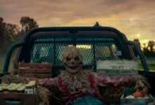 Espantalho assustador na caçamba de uma caminhonete em cena do teaser de Slayground, terror da A24.
