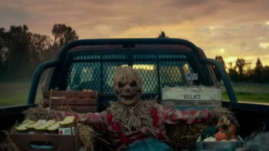 Espantalho assustador na caçamba de uma caminhonete em cena do teaser de Slayground, terror da A24.