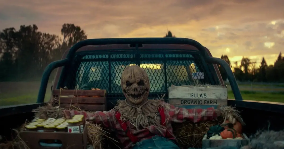 Espantalho assustador na caçamba de uma caminhonete em cena do teaser de Slayground, terror da A24.