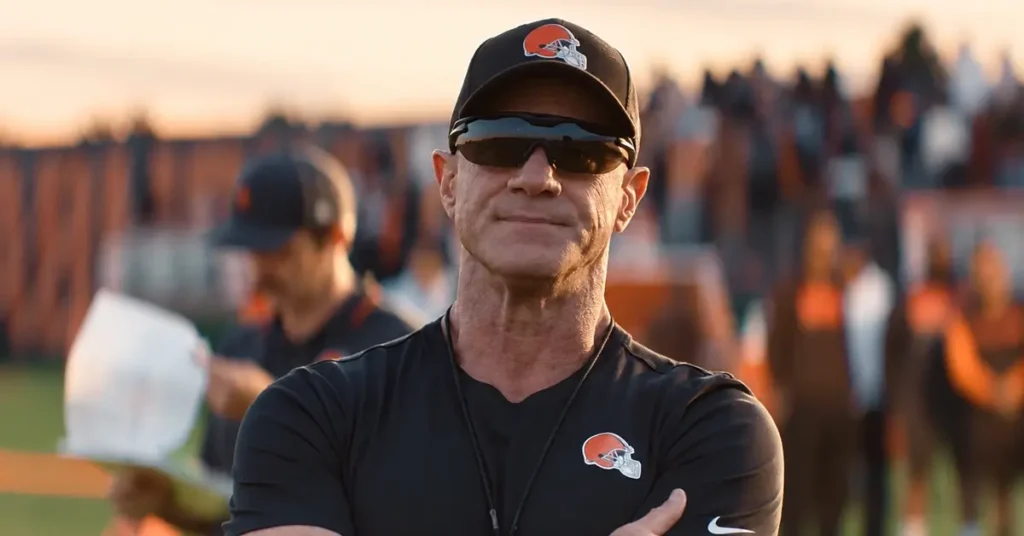 Christopher Meloni como Danny Roarke, técnico do Cleveland Browns, na série The Land: Além do Jogo, drama esportivo da Hulu sobre futebol americano e conflitos familiares.