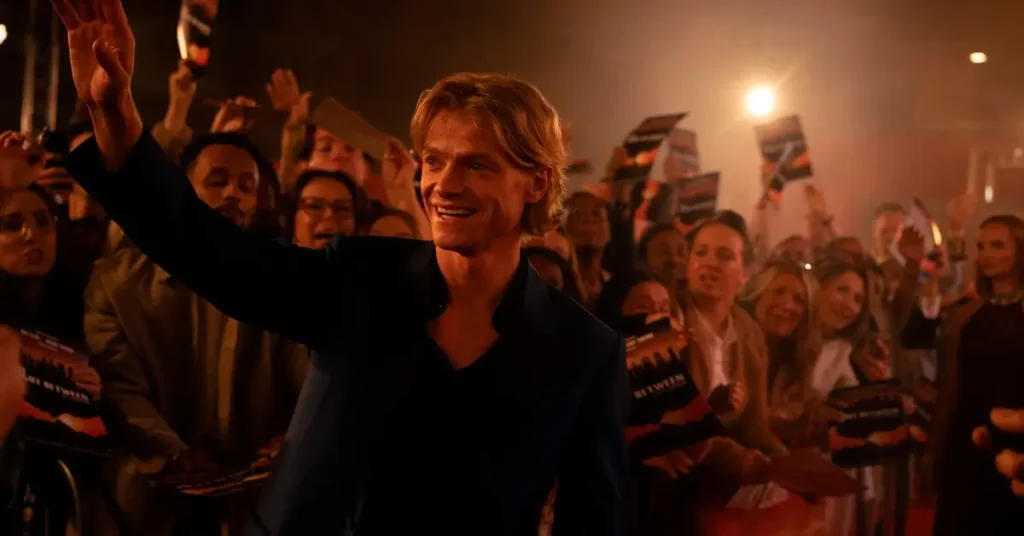 Tom Rhys Harries acena para os fãs em cena de Cara-de-Barro (2026).
