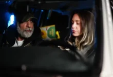 Özcan Deniz e Öykü Karayel dentro de um carro em cena do filme de romance A Última Refeição (2026), que estreia em 19 de novembro no Prime Video.