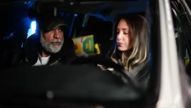 Özcan Deniz e Öykü Karayel dentro de um carro em cena do filme de romance A Última Refeição (2026), que estreia em 19 de novembro no Prime Video.