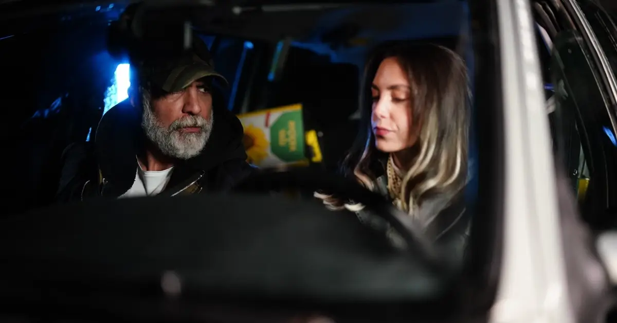 Özcan Deniz e Öykü Karayel dentro de um carro em cena do filme de romance A Última Refeição (2026), que estreia em 19 de novembro no Prime Video.