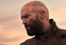 Jason Statham aparece com o rosto ferido no trailer de Beekeeper 2: Sem Perdão (2027).
