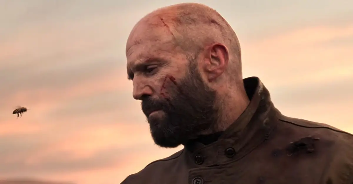 Jason Statham aparece com o rosto ferido no trailer de Beekeeper 2: Sem Perdão (2027).