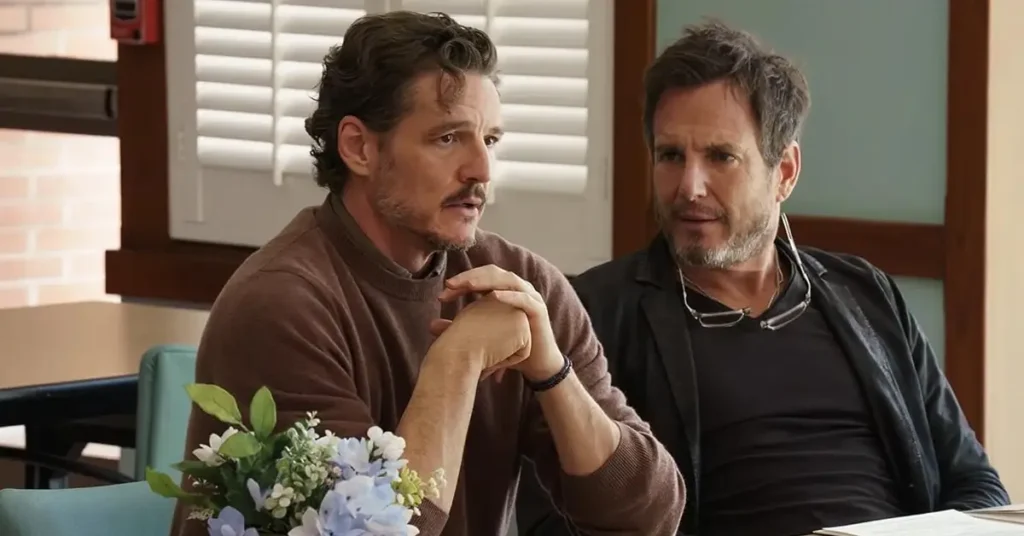 Will Arnett e Pedro Pascal em cena do filme Behemoth! Uma Vida Composta em Peças (2026), sentados à mesa durante uma reunião em uma sala iluminada.