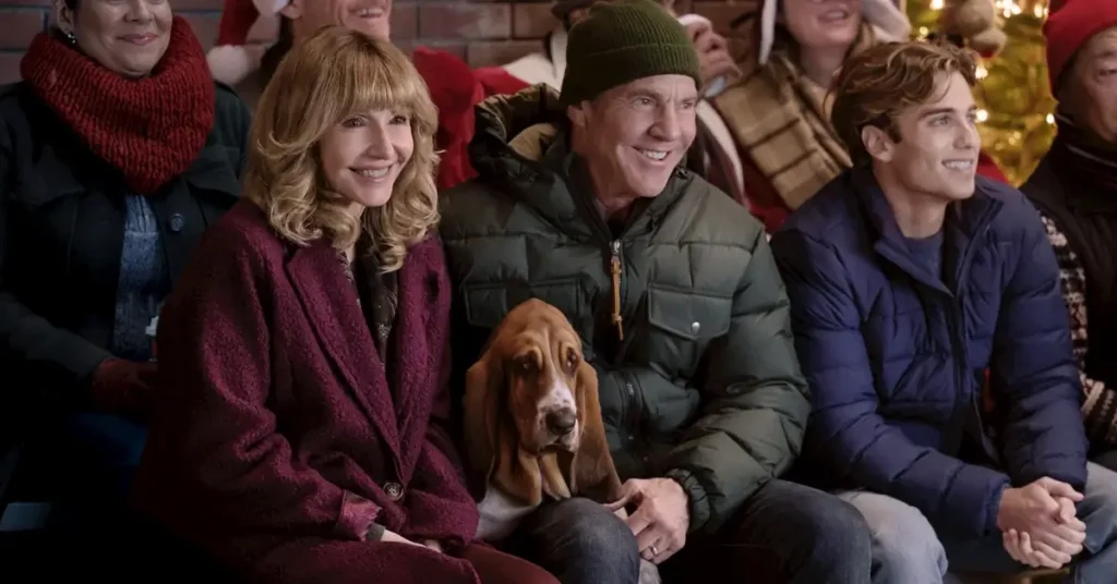 Dennis Quaid e Mary Steenburgen ao lado de um cão da raça Basset Hound em cena do filme O Natal Perfeito de um Cachorro (A Dog’s Perfect Christmas), da Netflix.