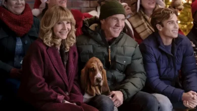 Dennis Quaid e Mary Steenburgen ao lado de um cão da raça Basset Hound em cena do filme O Natal Perfeito de um Cachorro (A Dog’s Perfect Christmas), da Netflix.