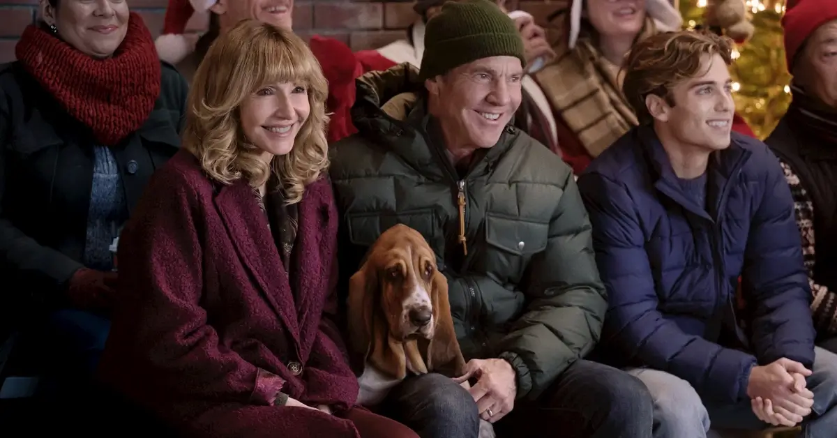 Dennis Quaid e Mary Steenburgen ao lado de um cão da raça Basset Hound em cena do filme O Natal Perfeito de um Cachorro (A Dog’s Perfect Christmas), da Netflix.