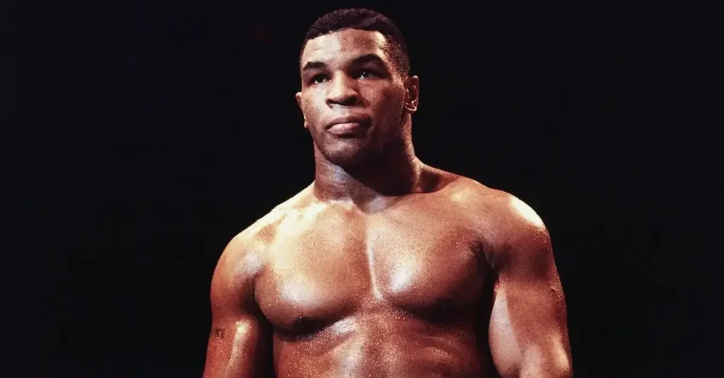 Mike Tyson aparece em imagem de arquivo durante sua carreira como boxeador